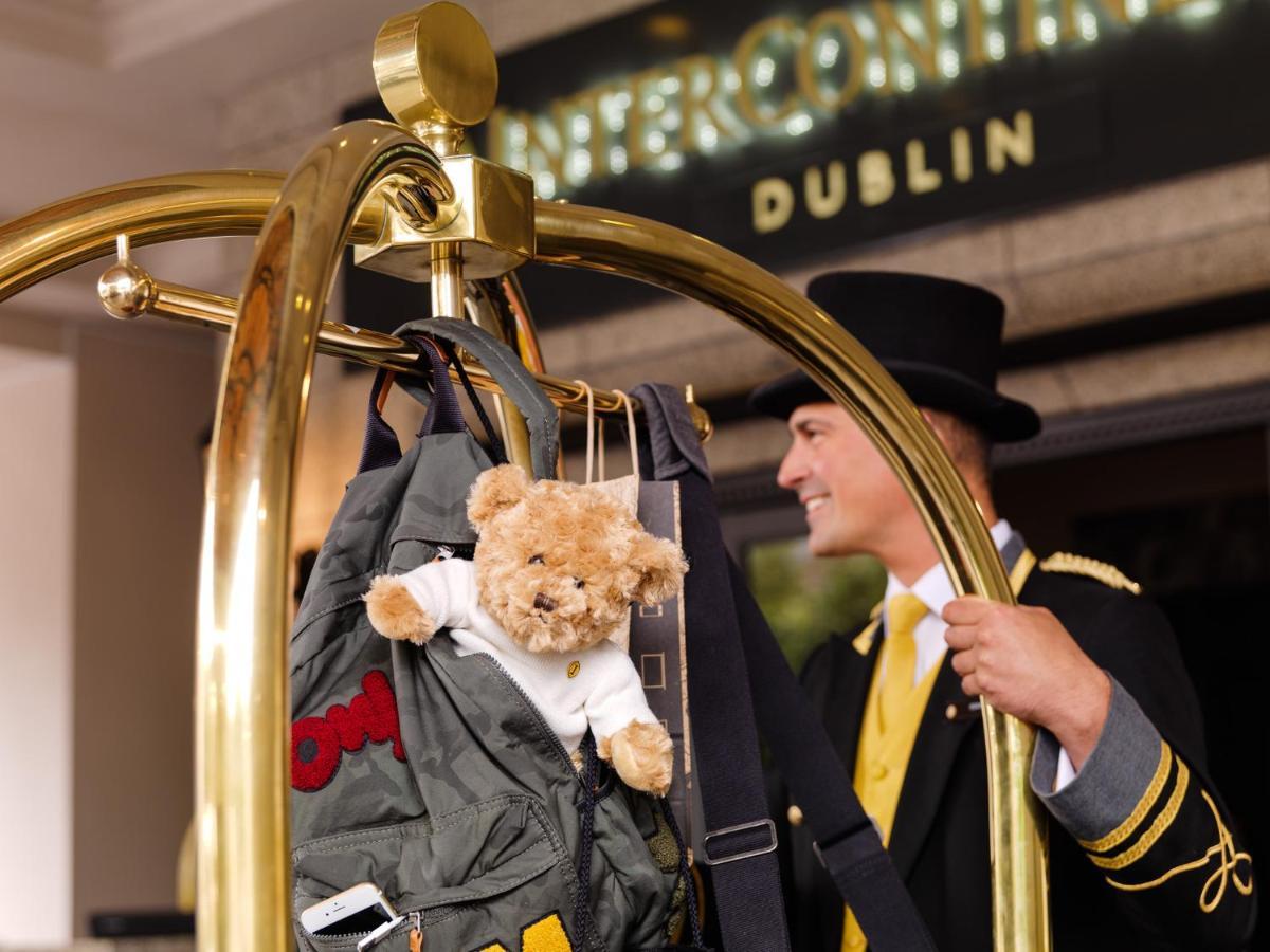 Intercontinental Dublin By Ihg Hotel Eksteriør billede A bellboy at the Sheltering Arms Hotel in Dublin, Ireland