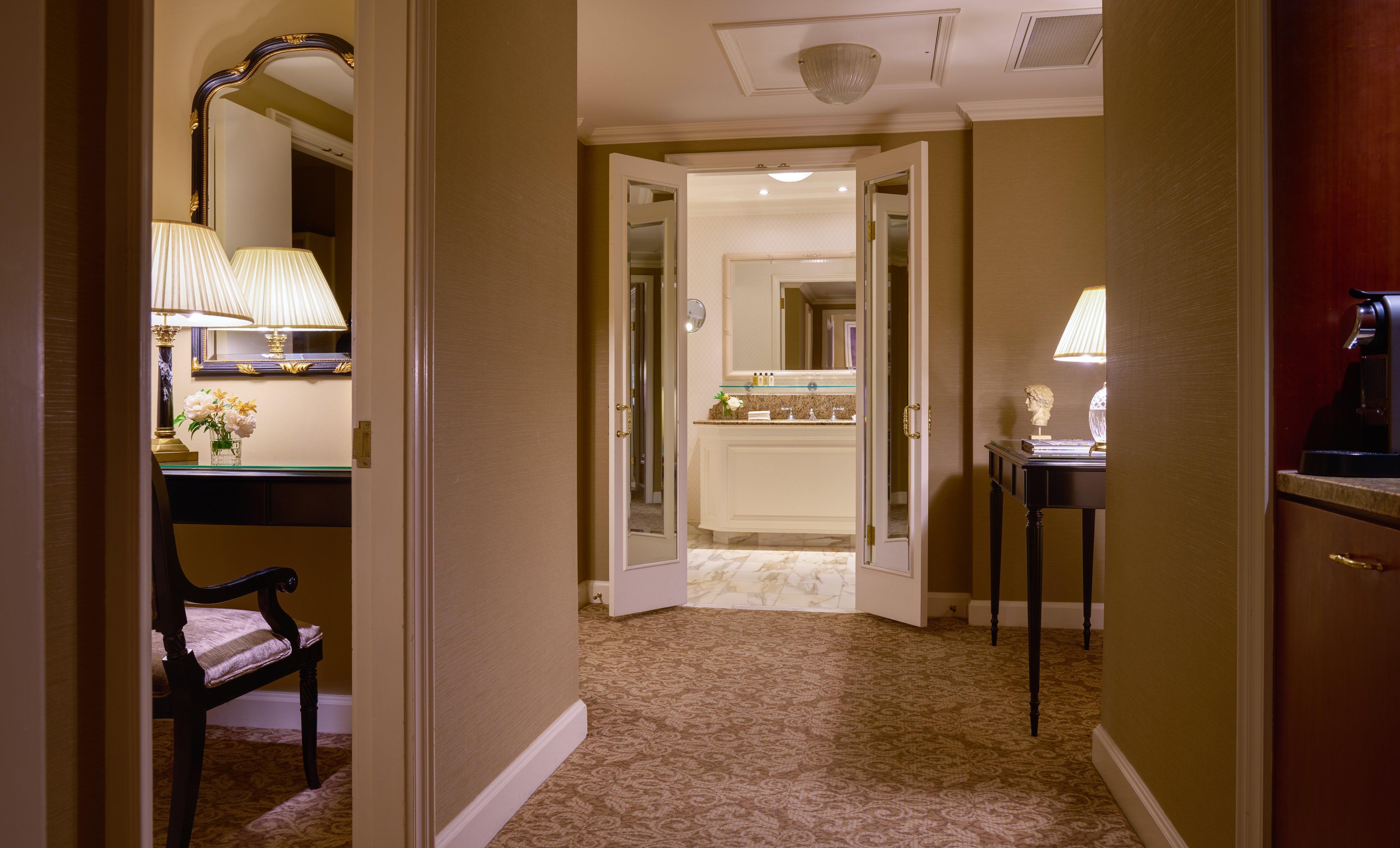 Intercontinental Dublin By Ihg Hotel Eksteriør billede A suite at the Ritz-Carlton, Boston