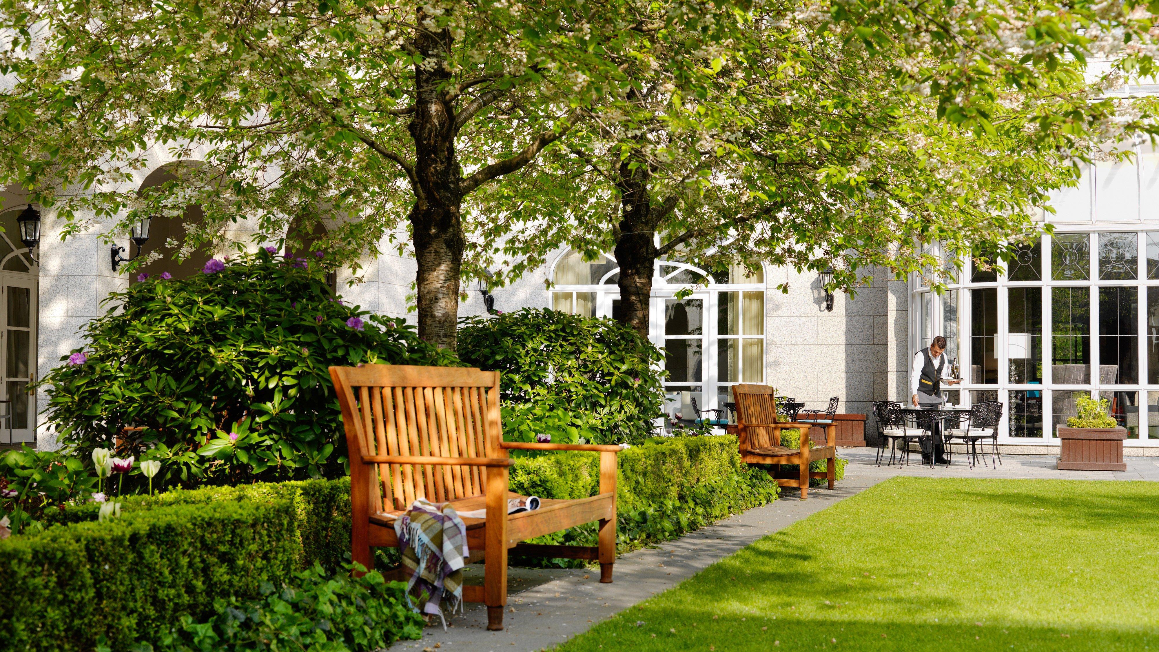 Intercontinental Dublin By Ihg Hotel Eksteriør billede The garden of the hotel