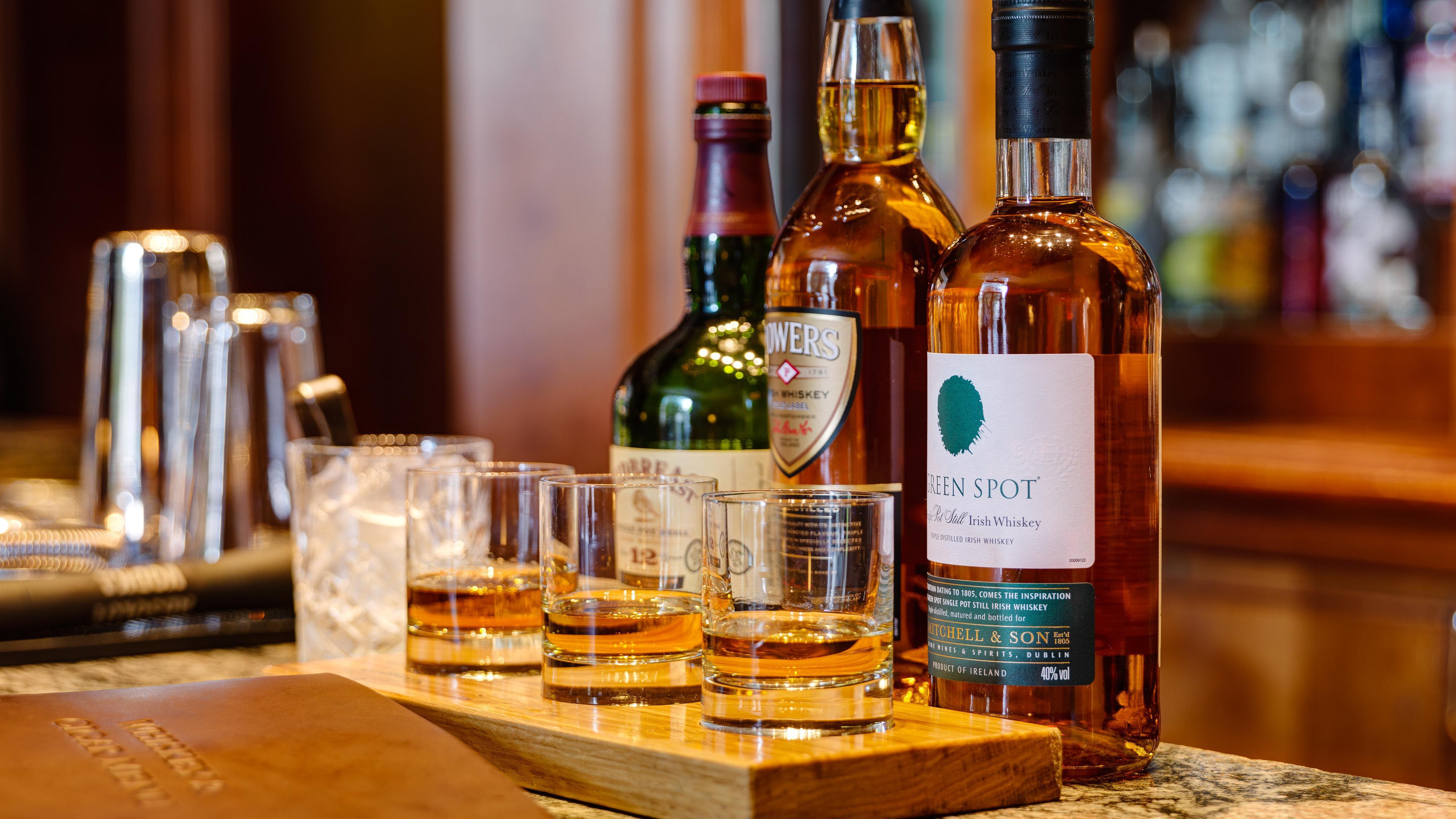 Intercontinental Dublin By Ihg Hotel Eksteriør billede A tasting of single malt Scotch whiskies