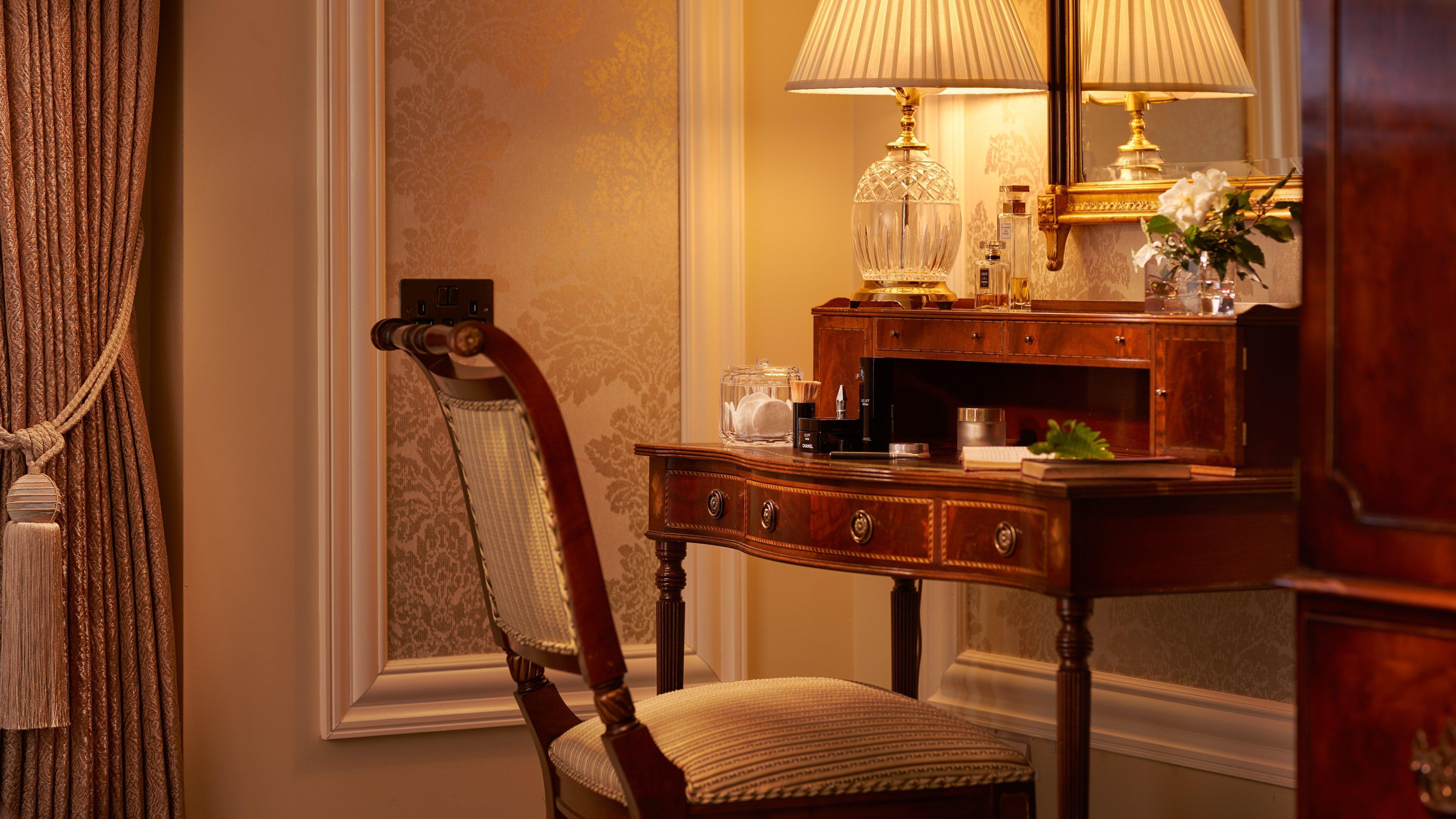 Intercontinental Dublin By Ihg Hotel Eksteriør billede A dressing table