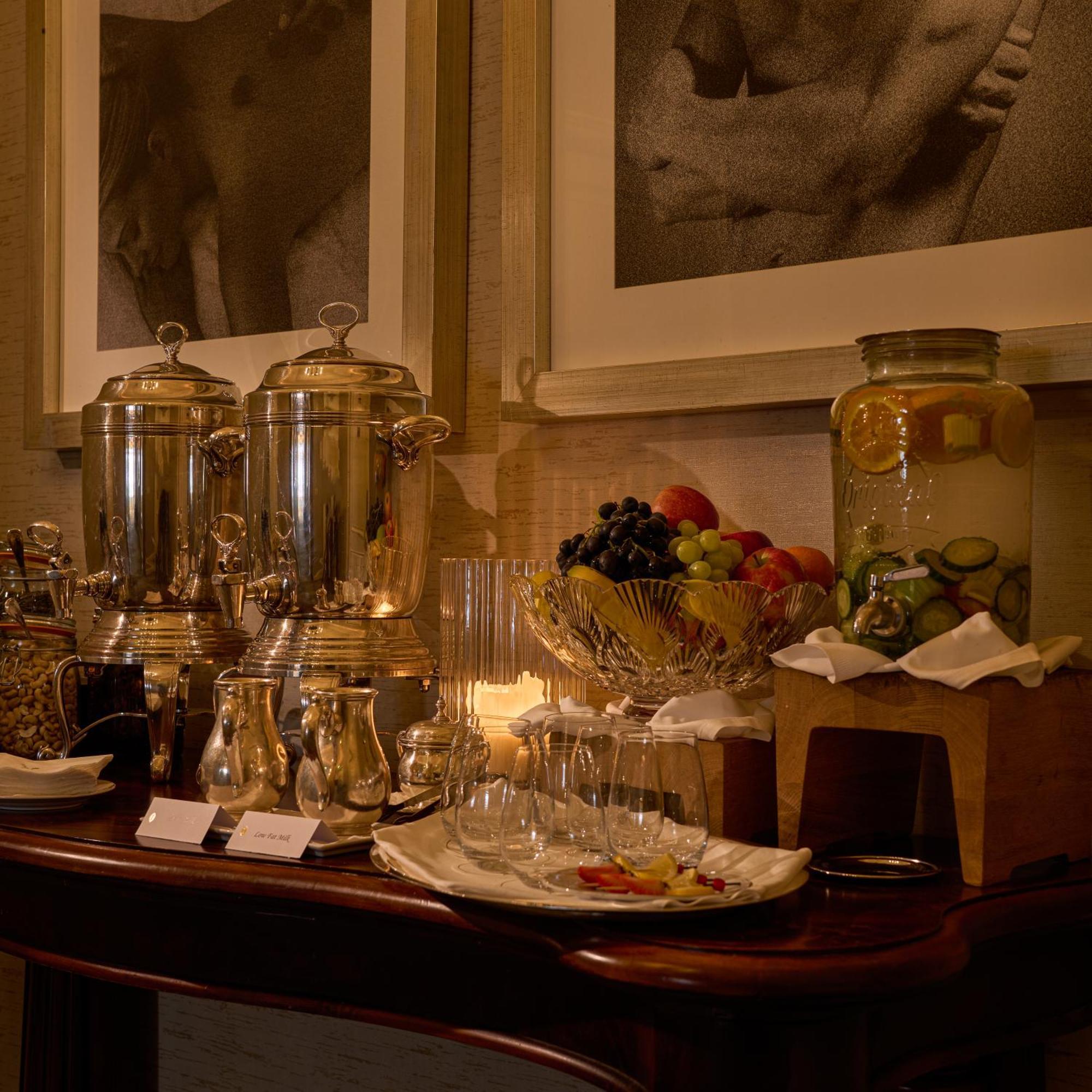 Intercontinental Dublin By Ihg Hotel Eksteriør billede A buffet at a hotel