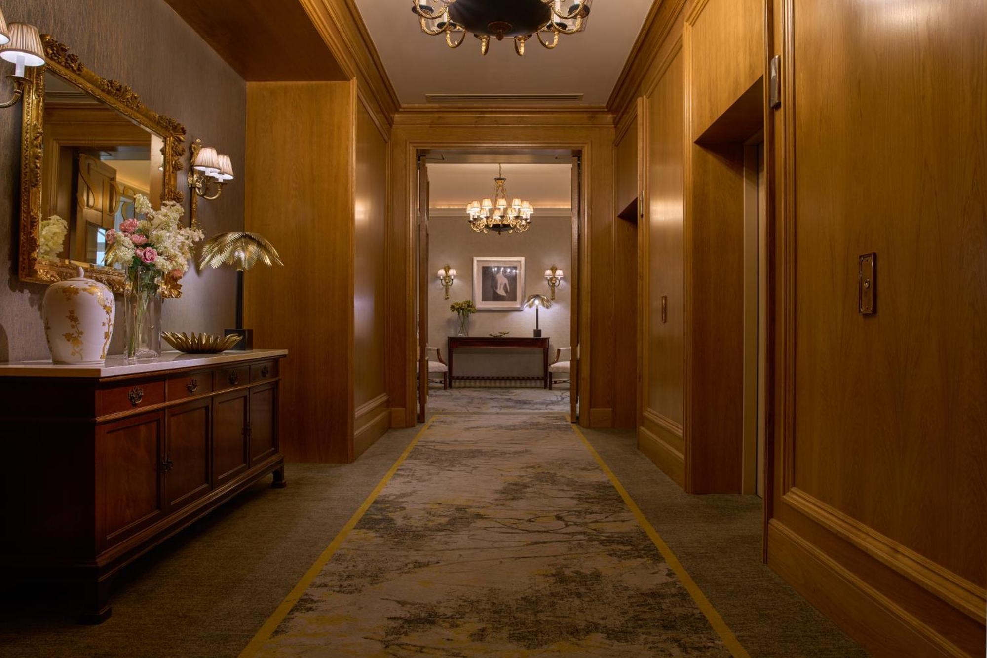 Intercontinental Dublin By Ihg Hotel Eksteriør billede A hallway at The Ritz-Carlton, Boston