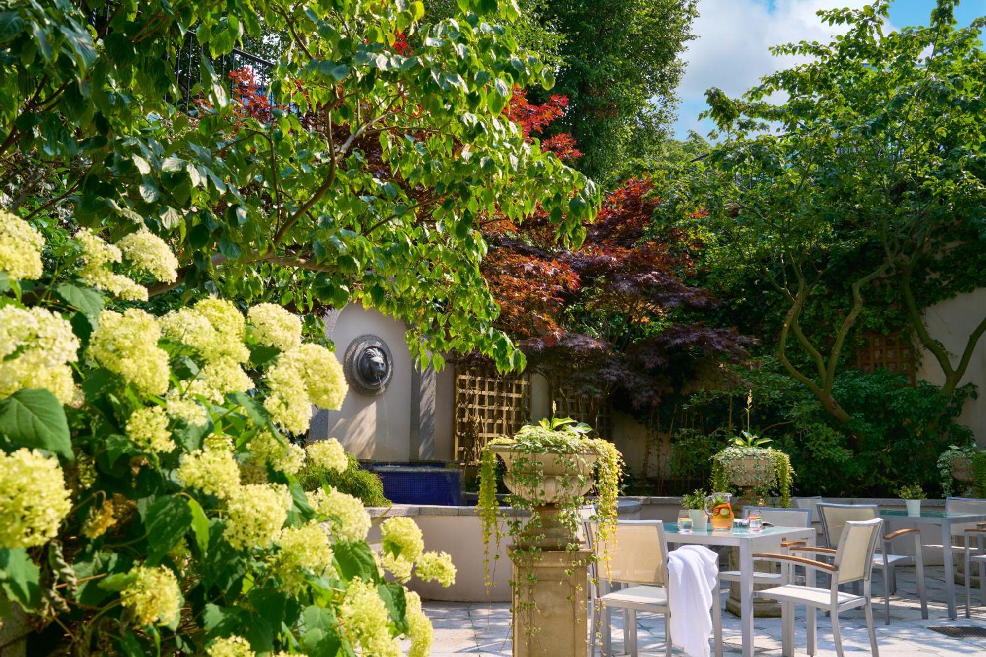 Intercontinental Dublin By Ihg Hotel Eksteriør billede The garden of the house