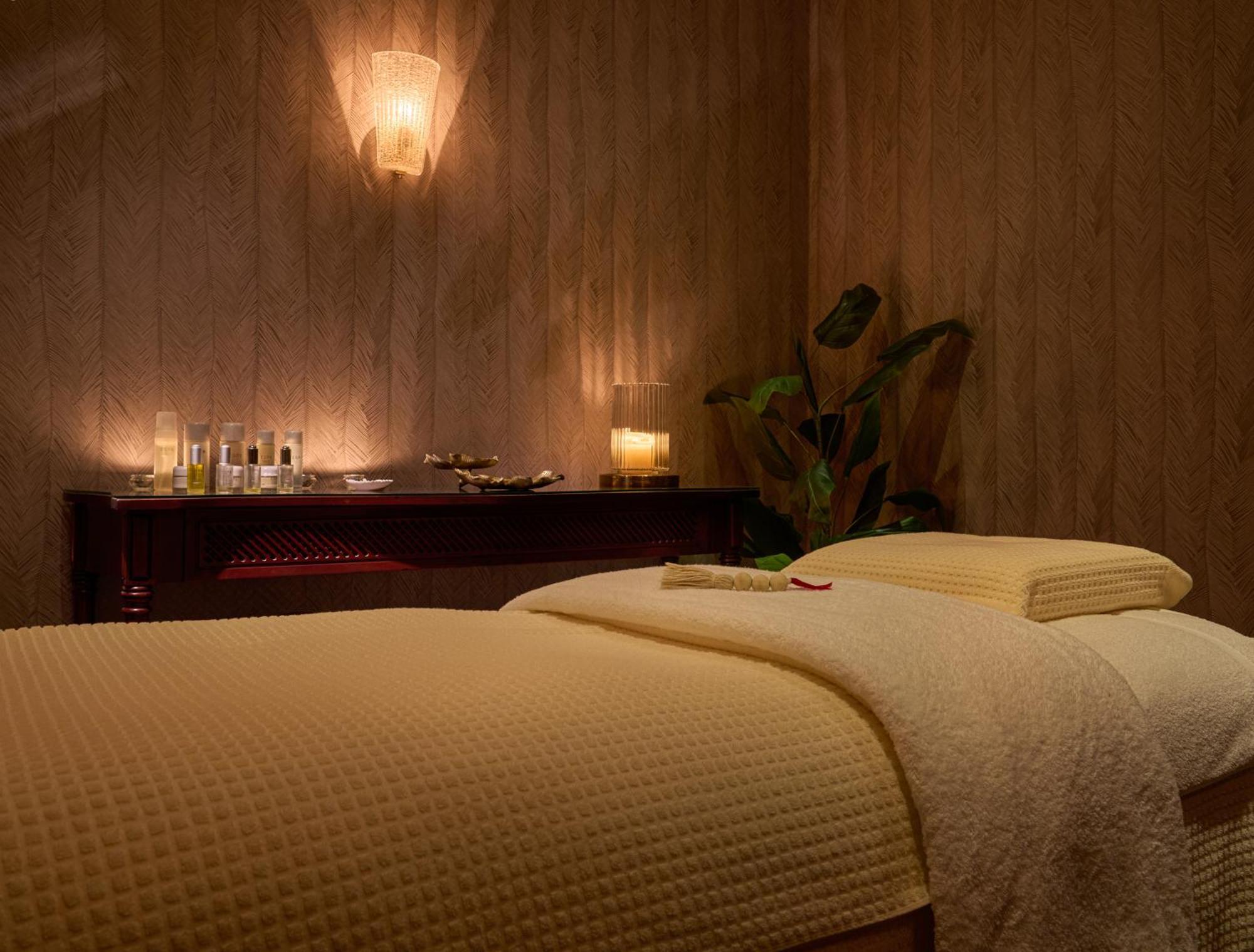 Intercontinental Dublin By Ihg Hotel Eksteriør billede A massage table
